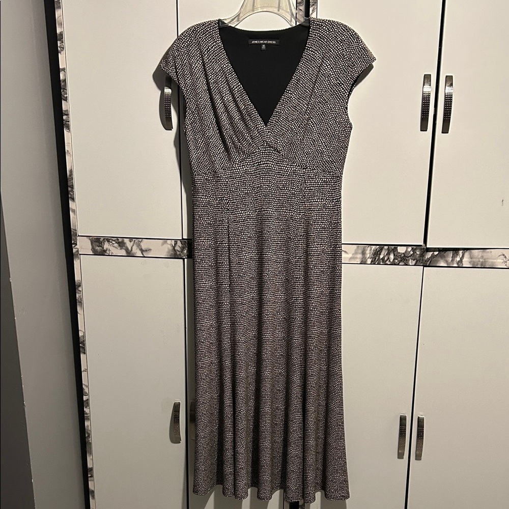 Jones Wear Black and Tan Midi Dress